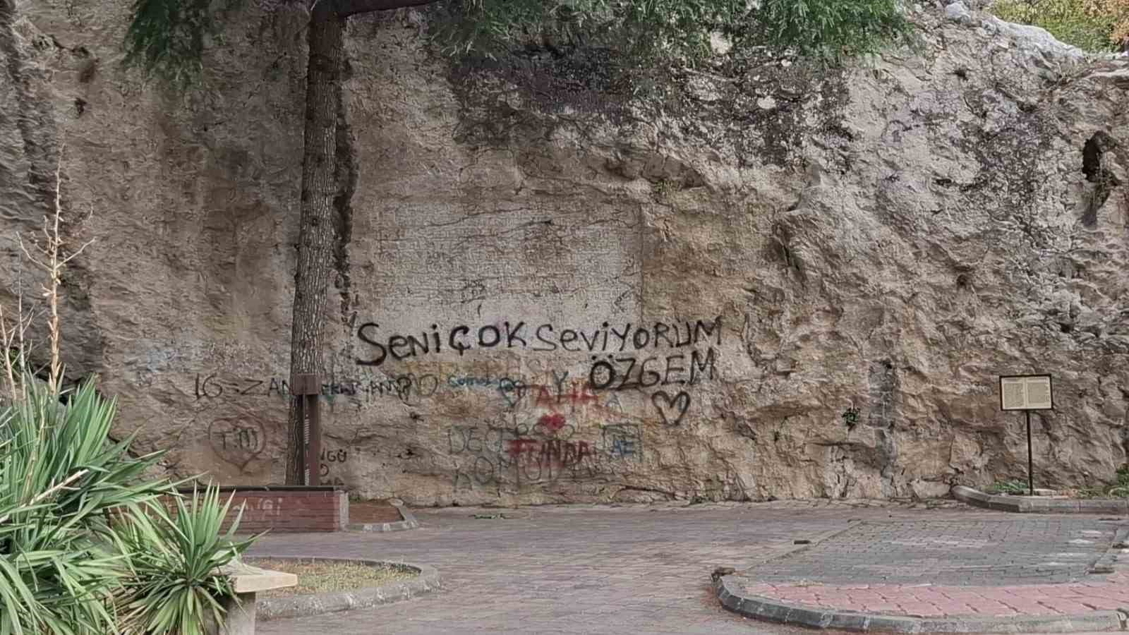 bilincsiz gencler ustune asklarini yazmisti 600 yillik kaya kitabeye koruma ortusu