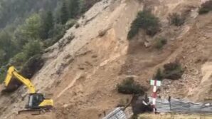 bogaz yaylasi yolunda is makineleri heyelanlarla mucadele ediyor sWbrjXDp