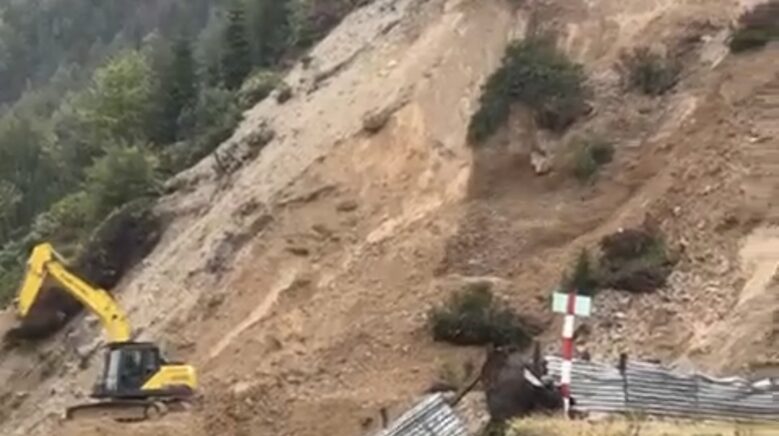 bogaz yaylasi yolunda is makineleri heyelanlarla mucadele ediyor sWbrjXDp