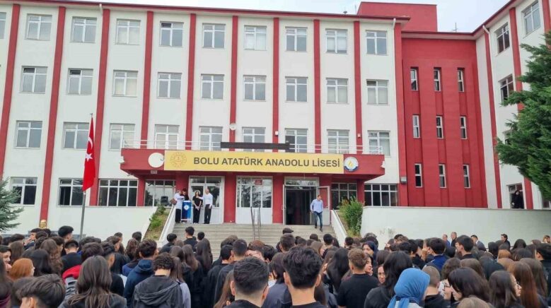 boluda 52 bin ogrenci ders basi yapti 8ZULEUYd