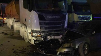 boluda kontrolden cikan otomobil park halindeki 3 araca carpti 4 agir yarali cj6Mu1N6