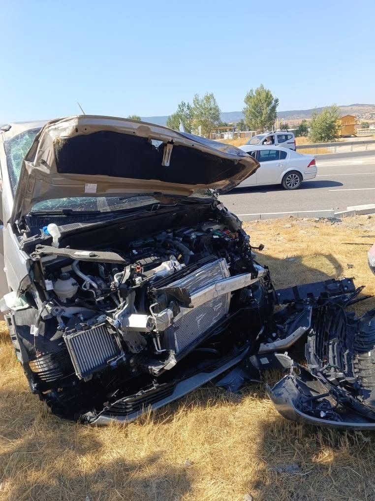 boluda otomobil ve hafif ticari arac carpisti 1 olu 4 yarali XIKLQRBs