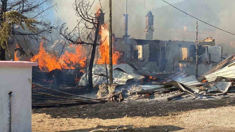 boluda yaylada 12 yapi kule dondu kundaklama suphesi WKLJcPNy