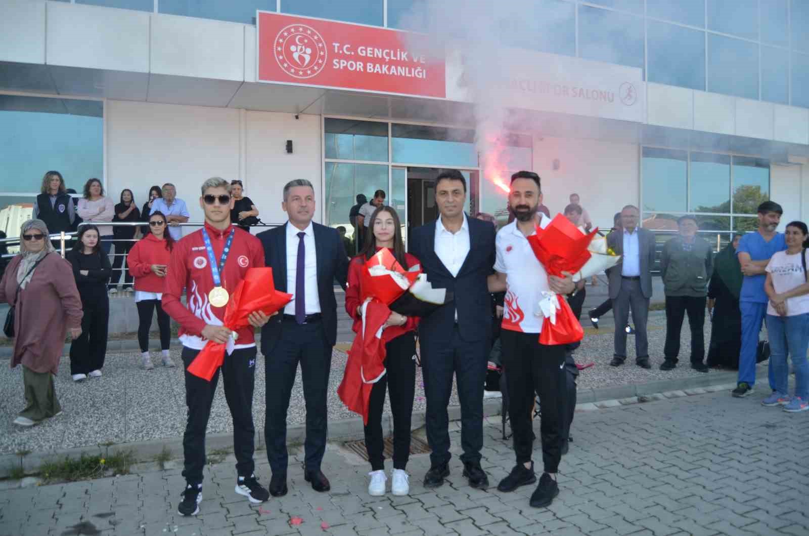 bolulu sporcular muaythaida dunya sampiyonu oldu PTaRvEWa