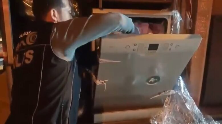bulasik makinesine gizlenen 53 bin adet uyusturcu hapi narkotik kopegi buldu x8Z69ITM