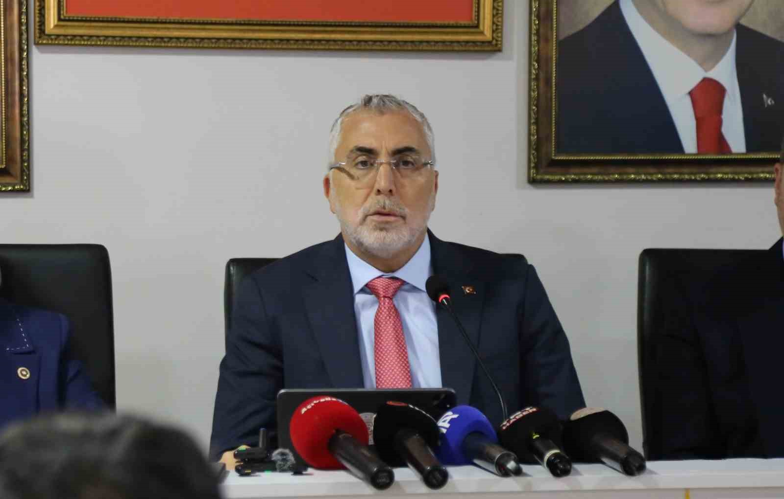 calisma ve sosyal guvenlik bakani prof dr vedat isikhan D3MSbbRR