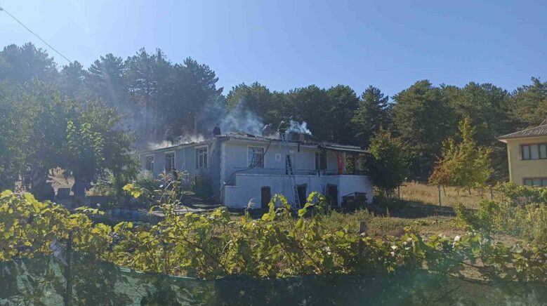 catisi alevlere teslim olan evi kule donmekten ekipler kurtardi SUXte5Fr