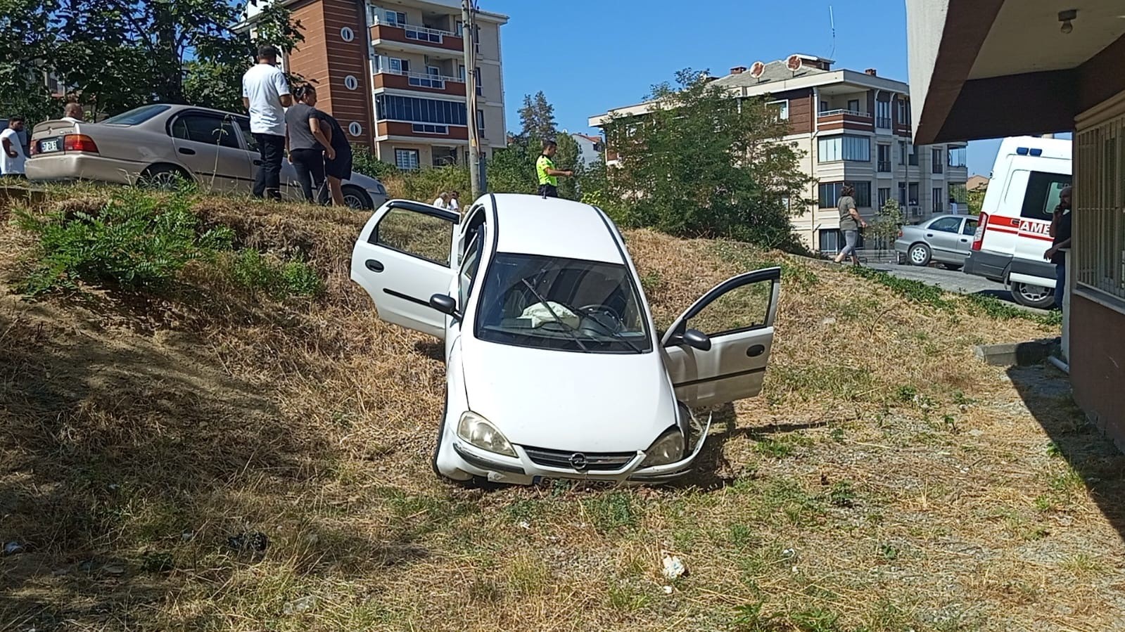 caycumada iki otomobil carpisinca arac yoldan cikti 1 yarali rcBePOaT