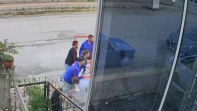 ciceklere camasir suyu dokme kavgasi guvenlik kamerasina yansidi tjmwViKQ