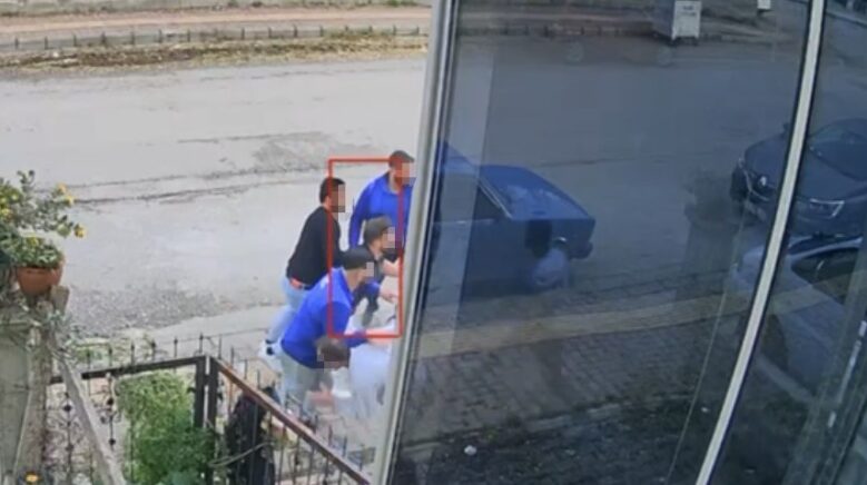 ciceklere camasir suyu dokme kavgasi guvenlik kamerasina yansidi tjmwViKQ