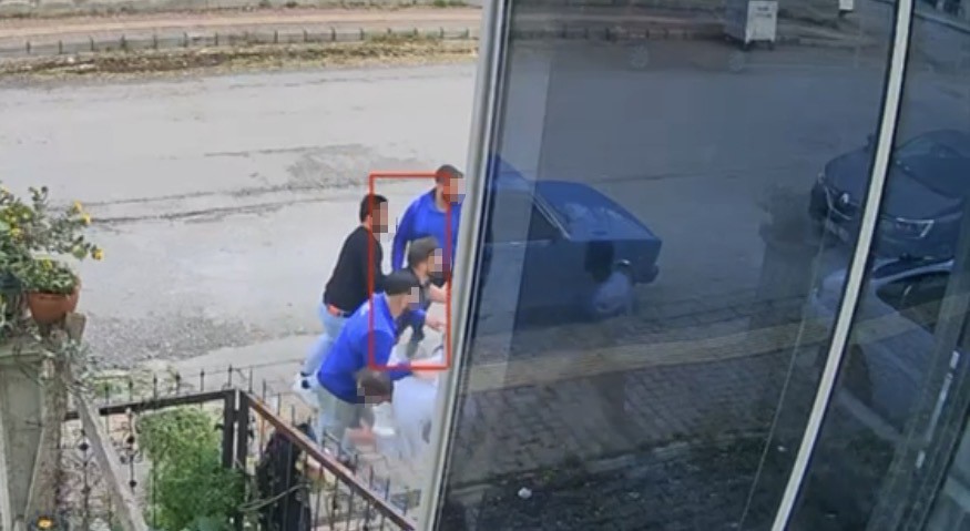 ciceklere camasir suyu dokme kavgasi guvenlik kamerasina yansidi tjmwViKQ