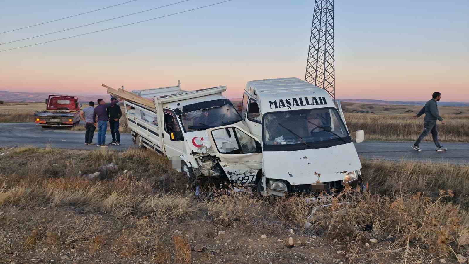 corumda minibus kamyonetle carpisti 4 yarali 9uZGgwOV
