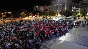 corumda yuzlerce vatandas ellerindeki turk bayraklariyla 12 dev adami destekledi YXew36Nj