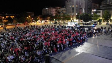 corumda yuzlerce vatandas ellerindeki turk bayraklariyla 12 dev adami destekledi YXew36Nj