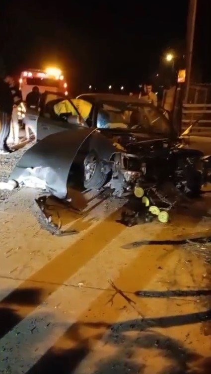 direksiyon hakimiyetini kaybetti once eve sonra direge carpti 1i agir 3 yarali ADU45bMC