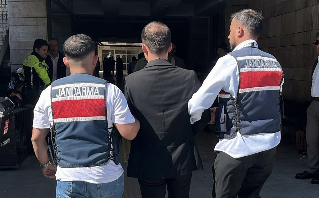 dolandiricilik sucundan 8 yil 4 ay hapis cezasi bulunan sahis jandarma tarafindan yakalandi dM17nO22