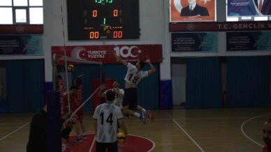 duzce belediyesi spor akademisi voleybol takimi ilk macinda galip LYQDSqrt