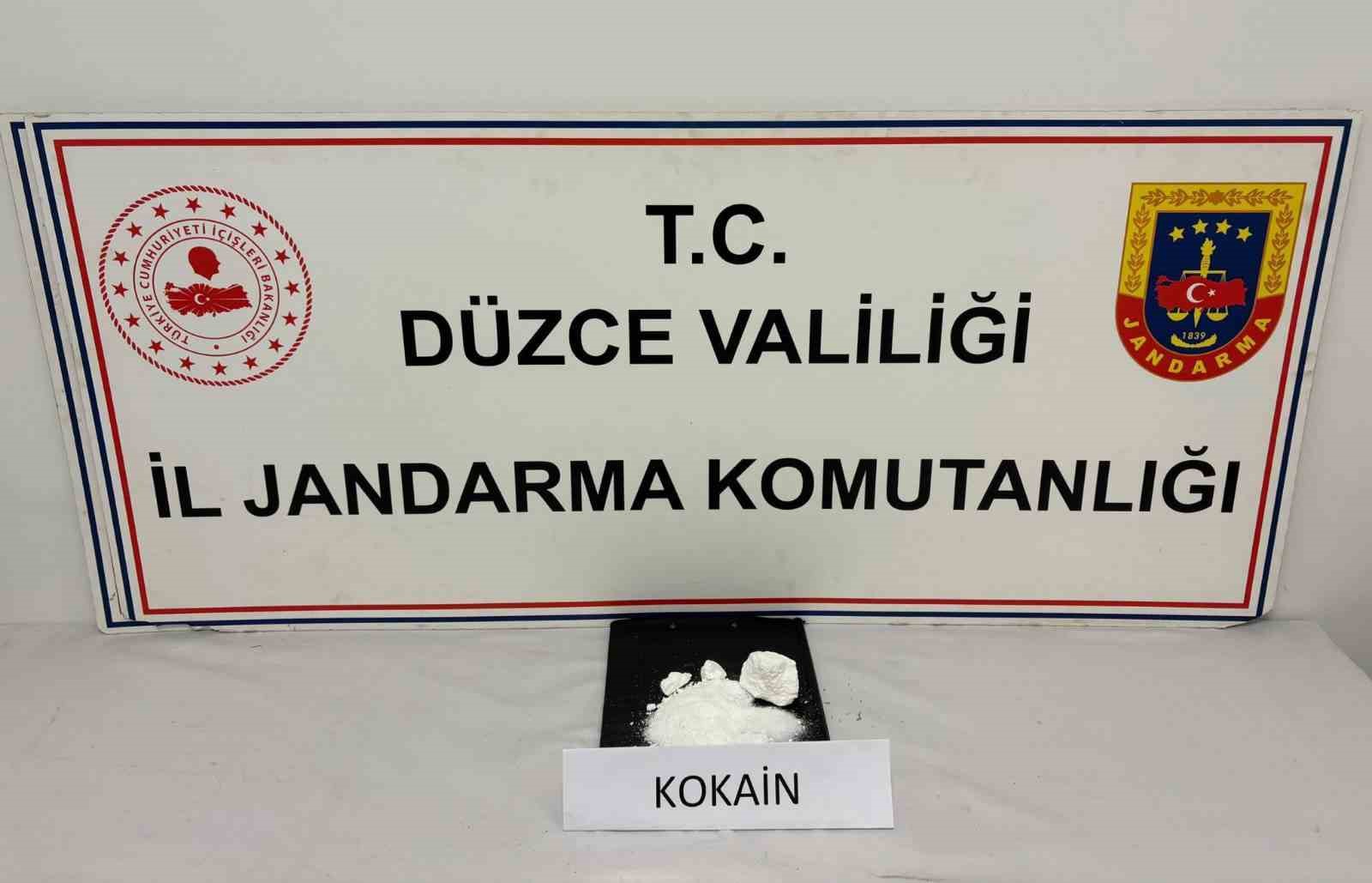 duzcede 800 bin tllik kokain ele gecirildi rPMSJvm5