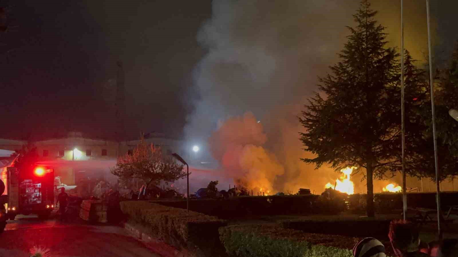 duzcede ahsap fabrikasinin bahcesinde yangin 5SR6VrS4