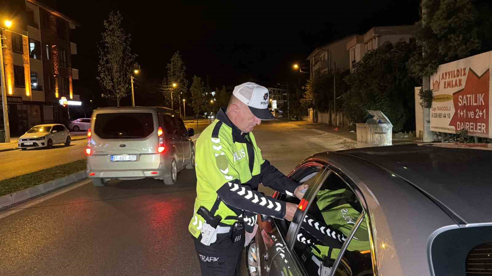 duzcede ara sokaklarda da polis ekipleri denetimlerini surduruyor
