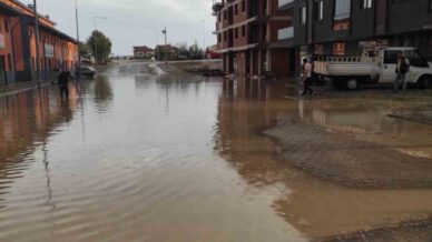 eflanide saganak yollari gole cevirdi FZWBy7Rt