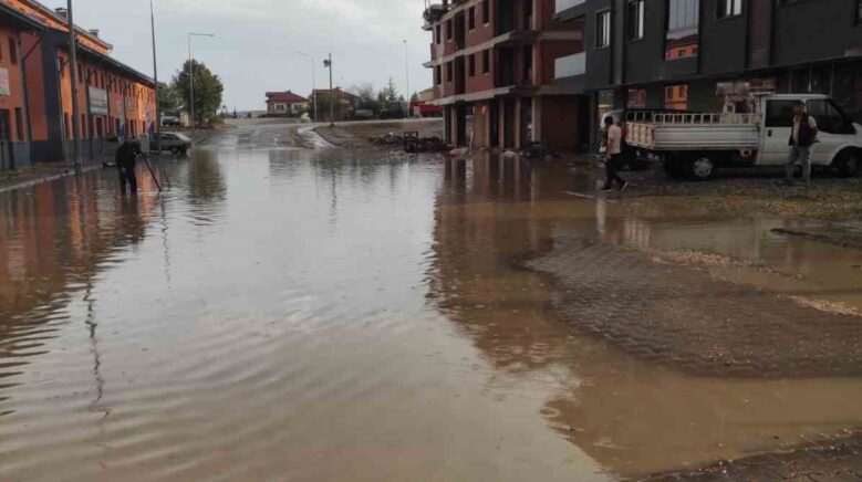 eflanide saganak yollari gole cevirdi FZWBy7Rt