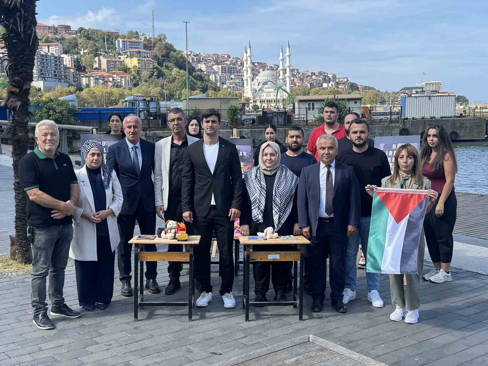 gazzeli cocuklar icin bos siralar etkinligi yapildi rUh3VIuM