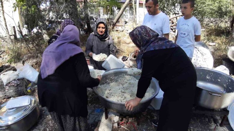 geleneksel hacet bayraminda dagitilan yemek icin 150 kilo pirinc ve 200 kilo et kullanildi HeeGJnnb