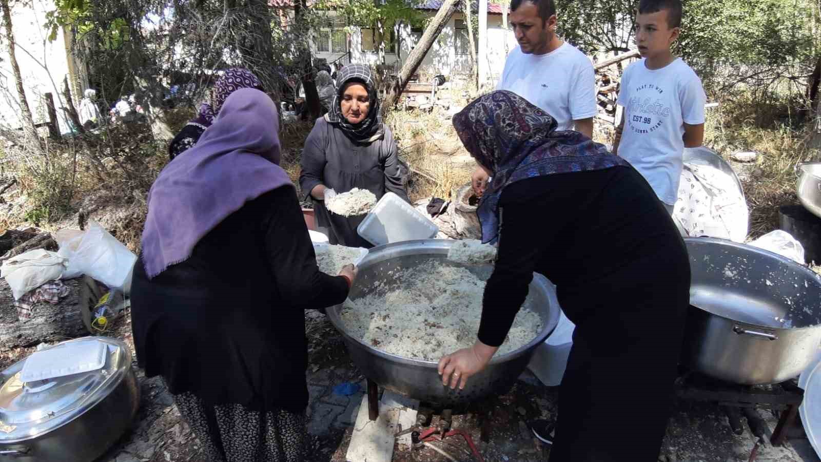 geleneksel hacet bayraminda dagitilan yemek icin 150 kilo pirinc ve 200 kilo et kullanildi HeeGJnnb