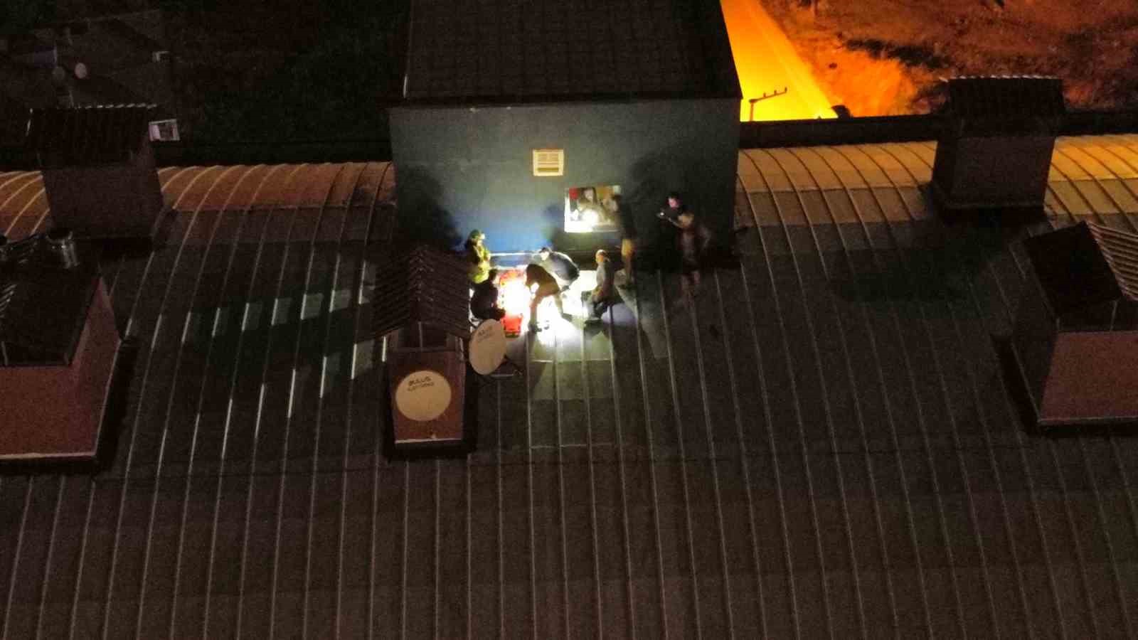 genc kiz catiya cikti kurtarmak isteyenlerle birlikte mahsur kaldi