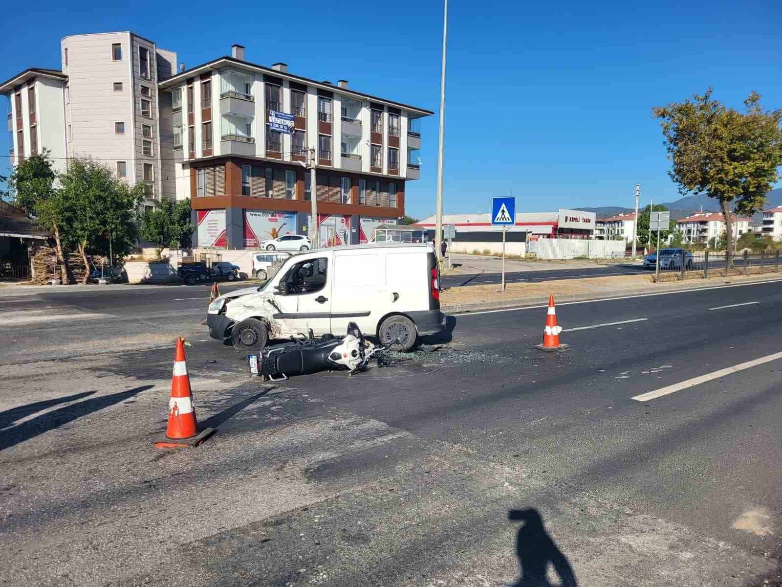 hafif ticari arac ile motosikletin karistigi kazada 1 kisi agir yaralandi Gp4IKRRH