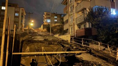 insaat sahasinin yanindaki yolun bir kismi coktu OMhkVTRa