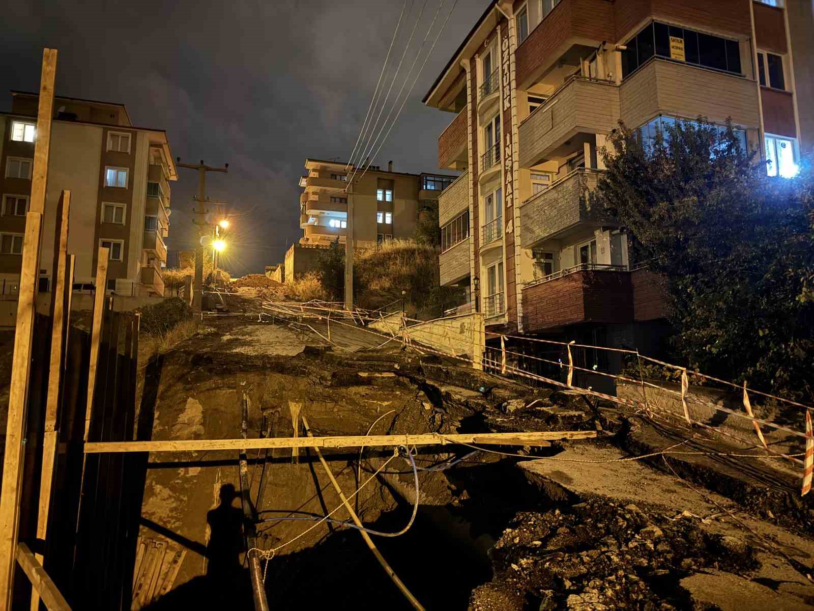 insaat sahasinin yanindaki yolun bir kismi coktu OMhkVTRa