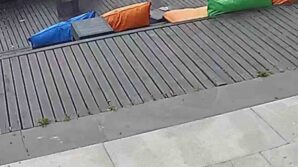 kafenin esyalarina zarar verdiler o anlar guvenlik kamerasinda uYBcOM7T