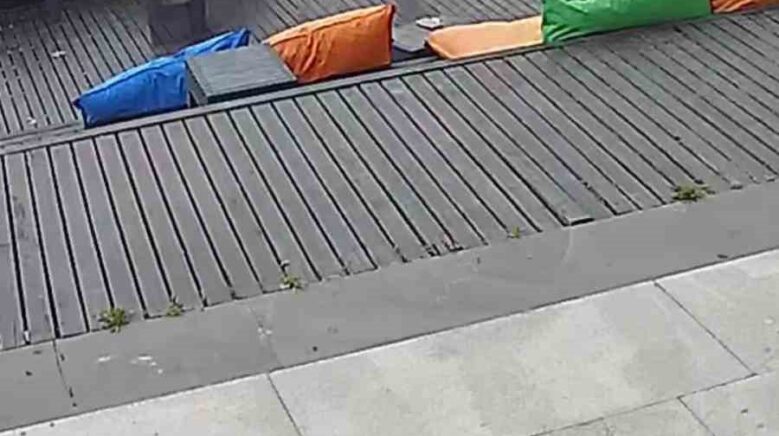 kafenin esyalarina zarar verdiler o anlar guvenlik kamerasinda uYBcOM7T