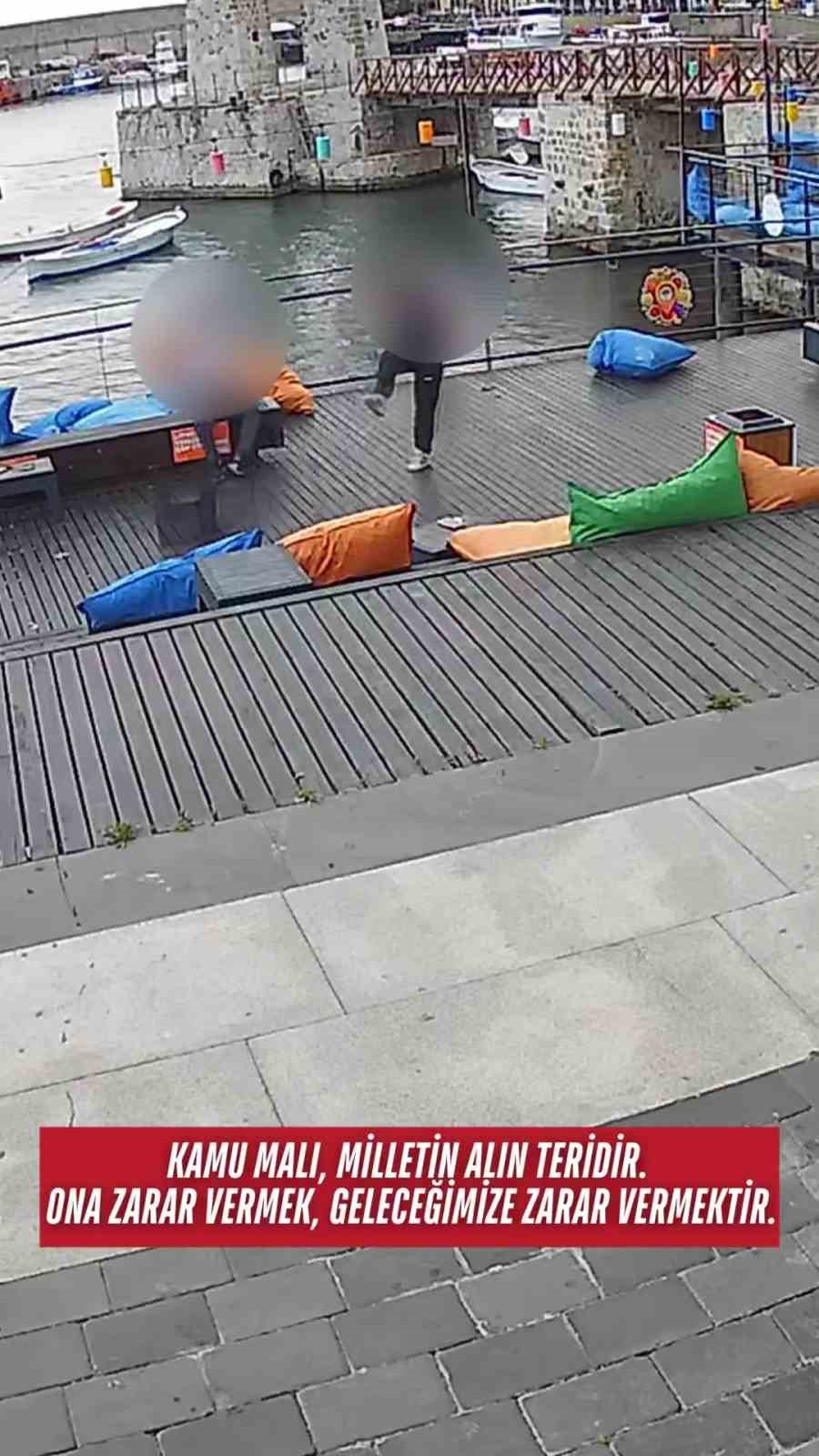 kafenin esyalarina zarar verdiler o anlar guvenlik kamerasinda uYBcOM7T