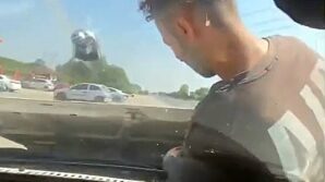 kaput uzerinde giderek motoru kontrol ettiler wbzDGAlk