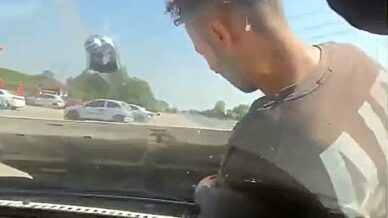 kaput uzerinde giderek motoru kontrol ettiler wbzDGAlk