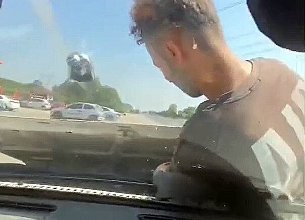 kaput uzerinde giderek motoru kontrol ettiler wbzDGAlk