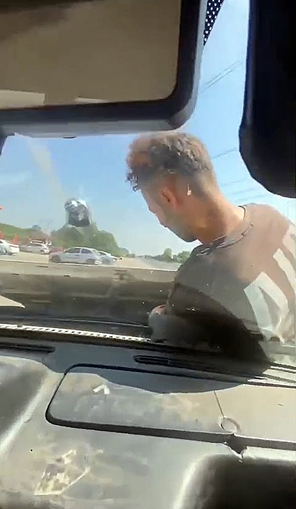 kaput uzerinde giderek motoru kontrol ettiler wbzDGAlk