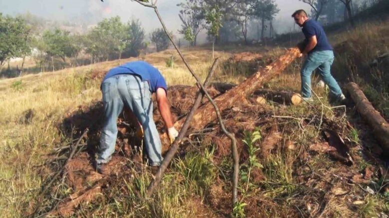 karabukte koyluler evlerini korumak icin su tasiyarak yangina mudahale etti 1HvJTDKF