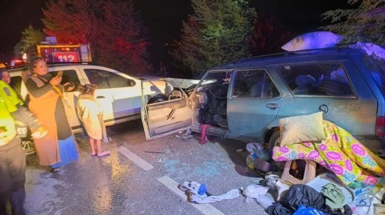 karabukte otomobiller carpisti 2si cocuk 6 yarali E2sCfq34