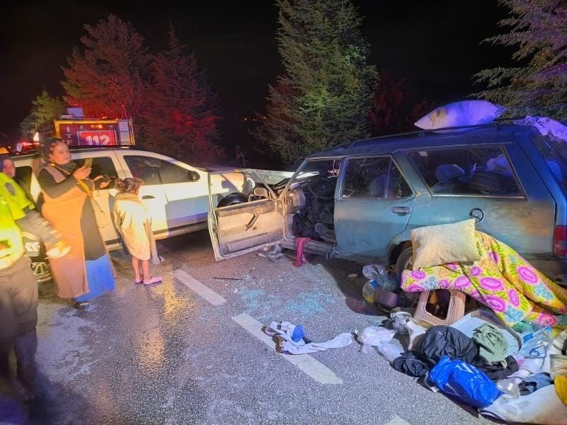 karabukte otomobiller carpisti 2si cocuk 6 yarali E2sCfq34