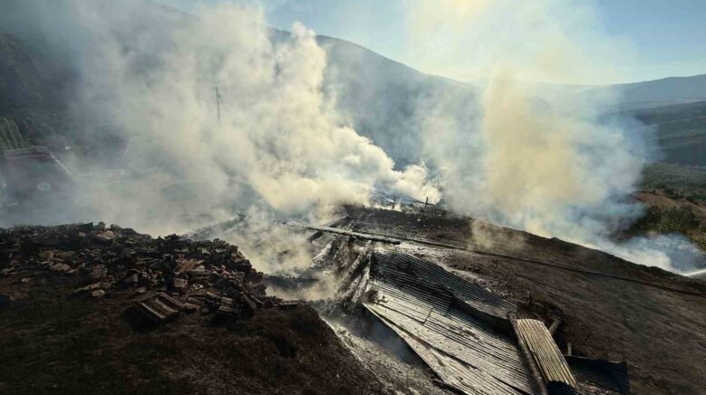 kastamonuda cikan yanginda iki ev ve iki samanlik kullanilamaz hale geldi cyGsWMlV