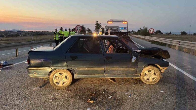 kastamonuda otomobil bariyerlere carpti 2si agir 5 yarali cWSLjQiF