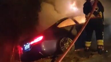 kontrolden cikan luks arac agaclara carparak alev alev yandi ynYyiJya