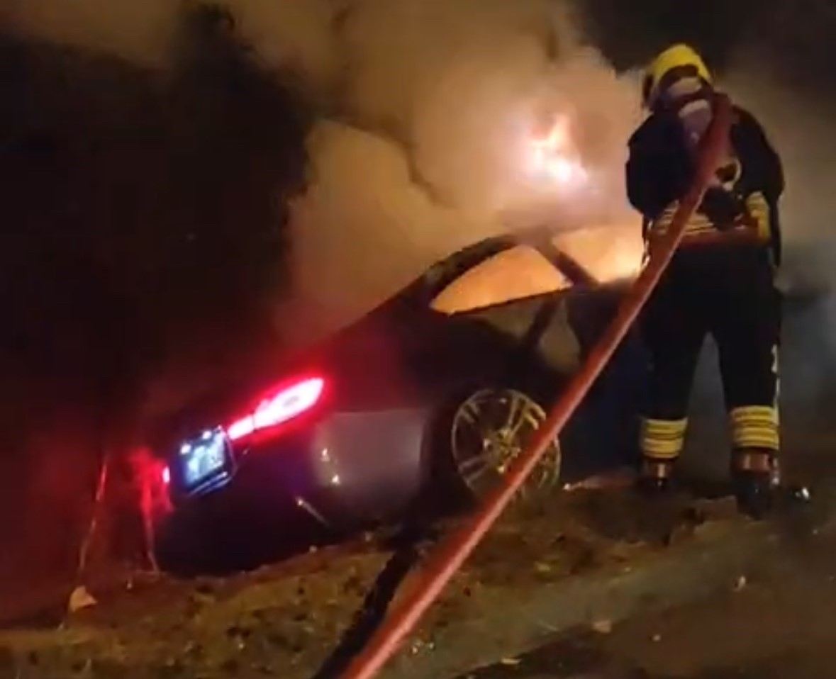 kontrolden cikan luks arac agaclara carparak alev alev yandi ynYyiJya