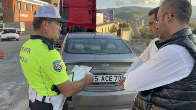 onune cikan kediye carpmamak icin yavaslayan otomobile motosiklet carpti 1 yarali Atl9b5bp