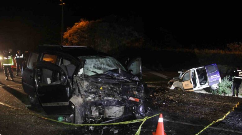 orduda 2 hafif ticari arac kafa kafaya carpisti 1 olu 2 yarali 4T8W5bty