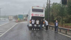 otobusler carpisti yolcular islanmamak icin bagaj kapaklarini actilar rdXMgDhH